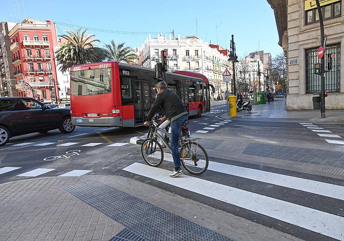 el-ayuntamiento-abre-el-carril-bici-de-la-calle-cuenca-al-completo